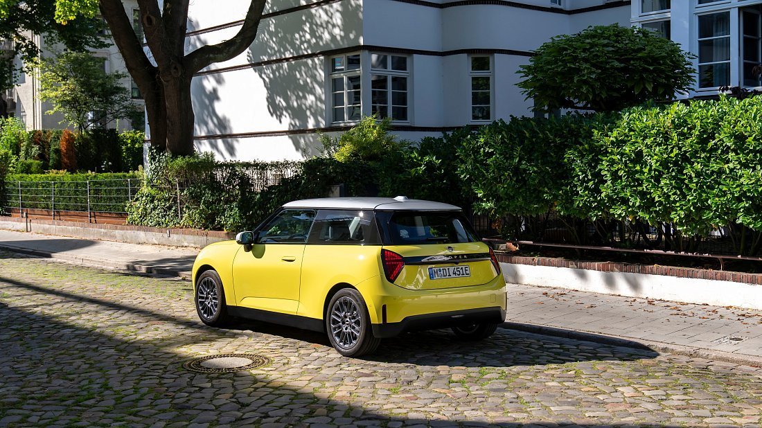 Mini Cooper SE (2023-…) rear quarter, three-quarter view, diagonal, exterior