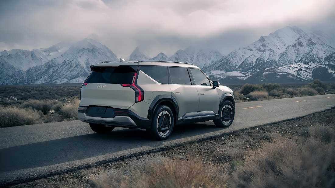 Kia EV9 Long Range AWD (2023-…) rear quarter photo, three-quarter view, diagonal, exterior