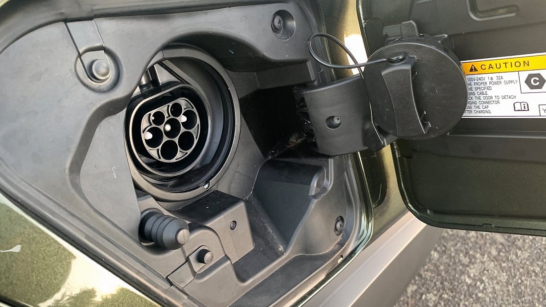 Lexus UX 300e (2023-…) charge port Europe photo, charging, inlet, plug, connector