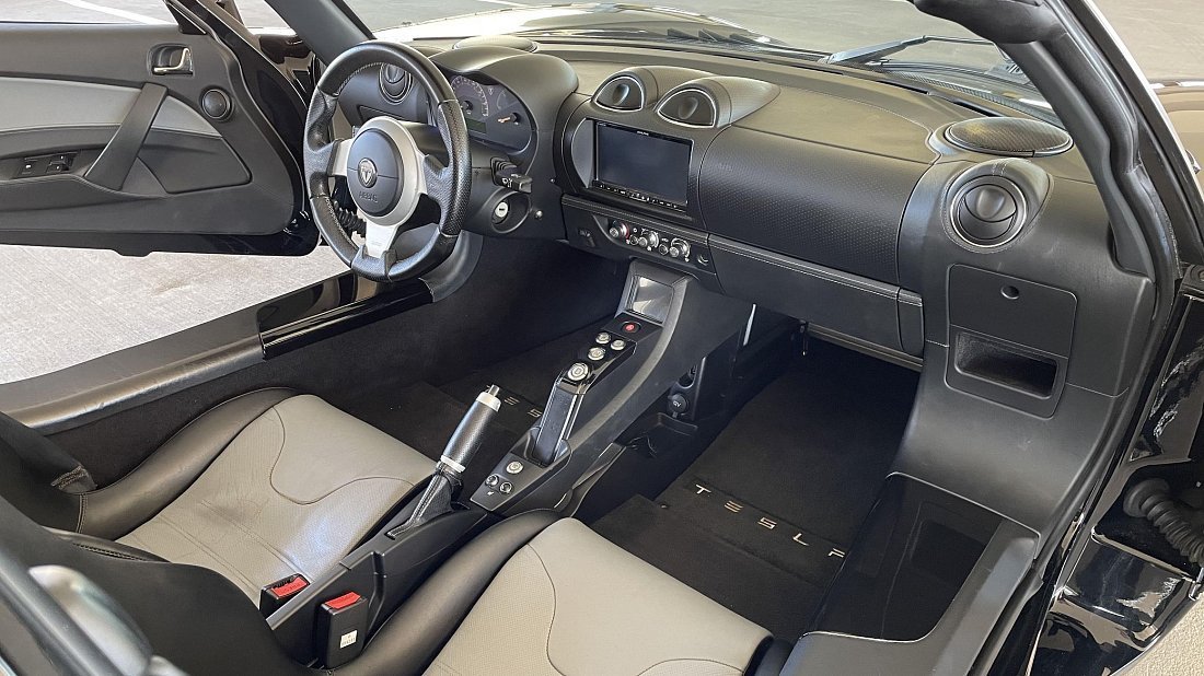 Tesla Roadster 2.5 (2010-2012) interior, front seat, driver seat, dashboard, steering wheel, infotainment, cockpit
