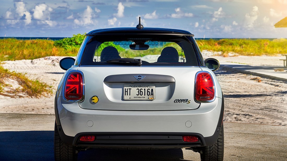 Mini Cooper SE (2020-2021) rear view photo, taillights, trunk, spoiler, badge, bumper, exterior