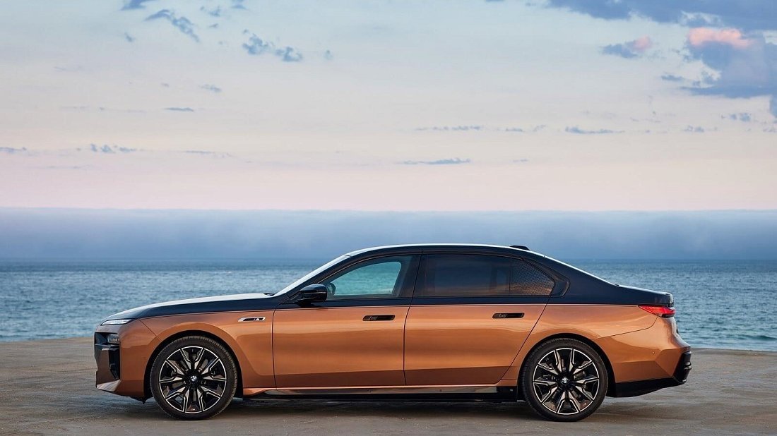 BMW i7 M70 xDrive (2023-…) side profile photo, silhouette, doors, wheels, exterior